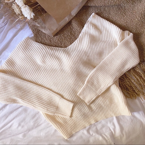 reversible over the shoulder sweater 🤍✨ - Picture 2 of 3